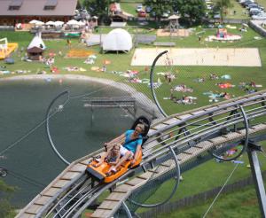 Auf Stahlrohren fuehrt der Weg hinab sind Tal