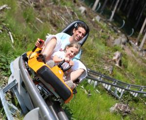 Vater und Tochter bei einer rasanten Fahrt