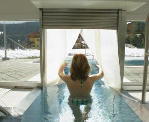 Uebergang vom Innenbereich ins Aussenbecken