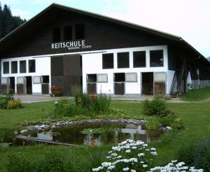 Eingang zur Reitschule Steiner