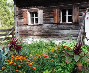 Salzburger Bauerngarten mit Blumen und Gemüse