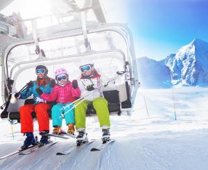 Skifahrerinnen beim Aussteigen aus dem Sessellift
