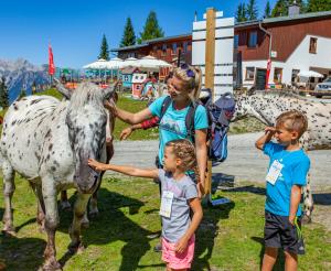 Familie mit Pferden auf der Kaiblingalm