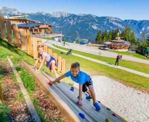 Kletterwand Spielplatz an der 8er Gondel Bergstation