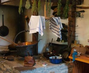 Eine alte Feuerstelle mit Holzherd