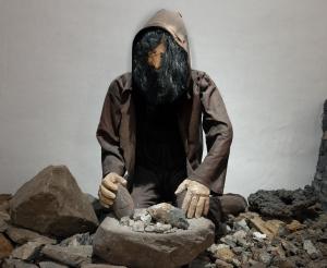 Getreide wird auf einem Stein gemahlen