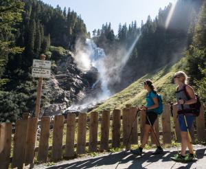 Besucher wandern entlang der Krimmler Wasserfaelle