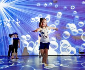 Kinder spielen mit dem Element Wasser