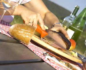 Ein Stueck Speck und Brot auf einem Servierbrett