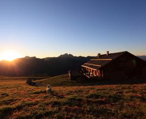 Die Saukaralm im Abendlicht