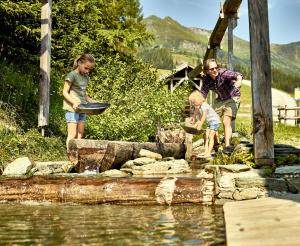 Familie beim Goldwaschen