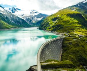 Stausee Kaprun mit Blick auf die maechtige Staumauer