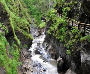 Tosendes Wasser in der Kitzlochklamm