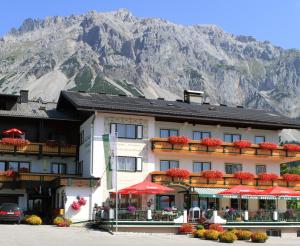 Hotel Gasthof Brueckenhof Aussenansicht im Sommer