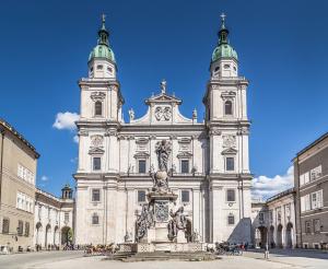 Frontansicht Dom Salzburg Sommer