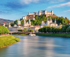 Ansicht Altstadt Salzburg Dom Burg Salzach im Sommer