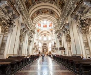 Im Inneren des Doms zu Salzburg