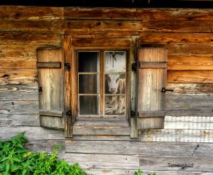 Symbolbild Fenster einer Almhuette