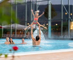 Therme amade fun in the outdoor pool