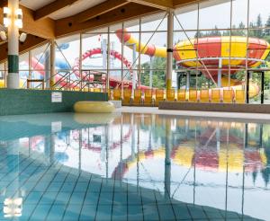 Therme Amade Innenbereich mit Becken