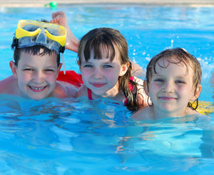 3 Kinder beim Schwimmen