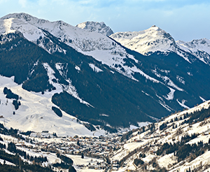 Ein Ausblick ueber Saalbach im Winter