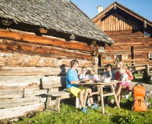 Wanderer bei einer gemutlichen Jause auf der Alm