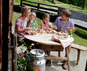 Gemuetliche Jause auf der Alm
