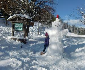 Wegweiser zur Jausenstation im Schnee