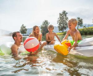 Family bathing in the Flachauwinkl bathing lake