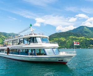 Rundfahrtsboot Schittenhoehe auf dem Zeller See