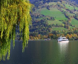 Das Rundfahrtsboot auf dem Zeller See