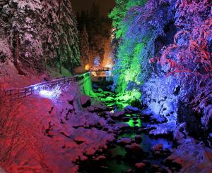 Beleuchtete Talbachklamm im Winter