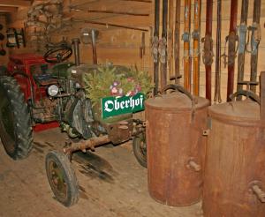 Alter Traktor im Hofmuseum