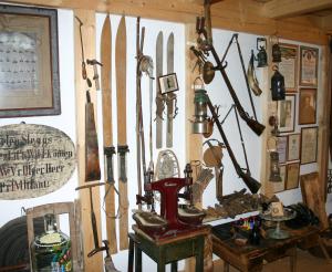 Alte Ski und vieles mehr