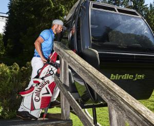 Golfer beim Einsteigen in den birdie jet