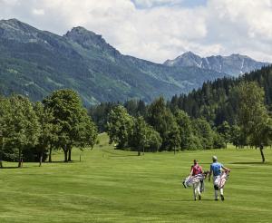Zwei Golfer gehen zum naechsten Loch