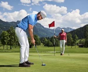Golfer beim Einputten