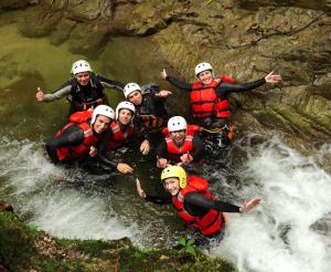 Eine Gruppe von Personen beim Canyoning