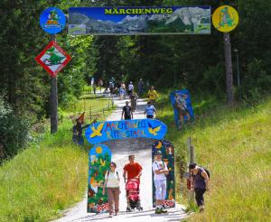 Wandern auf dem Rittisberg ueber den Maerchenweg