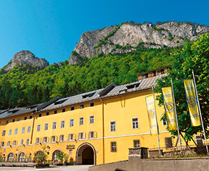 Hofbraeu Kaltenhausen Aussenansicht im Sommer