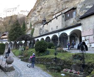 Erzabtei St. Peter Friedhof und Felswand im Hintergrund