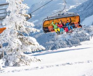 Auf dem Sessellift im Skigebiet Flachau