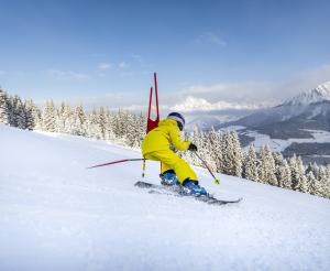 Kind beim Skifahren in Filzmoos
