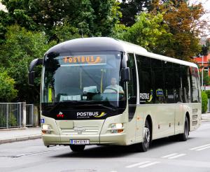 Postbus in Fahrt