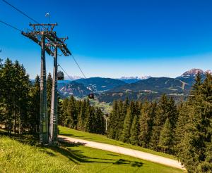Mit der Planaibahn in das schoene Wandergebiet Dachstein Schladming