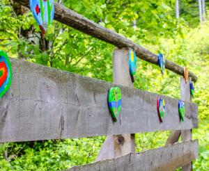 Viele bunte Herzen den Weg entlang