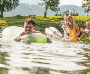 Eine Familie beim Baden im See