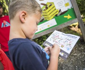 Die Kinder loesen viele Raetsel