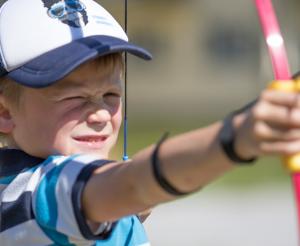 Gross und Klein ueben sich im zielen
